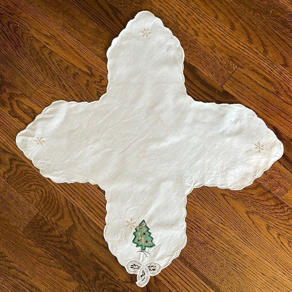 Holiday white‎ linen bread basket liner with embroidered Christmas